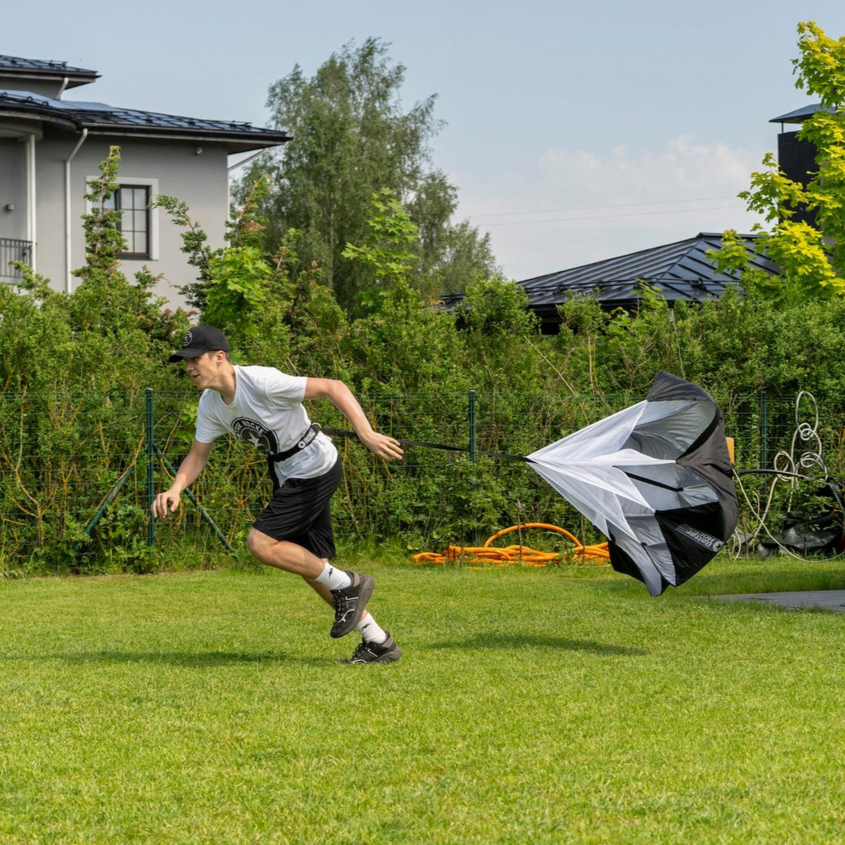 Ungdom som använder Extreme Hockey Speed Chute för att förbättra klubbteknik hockey och explosivitet.