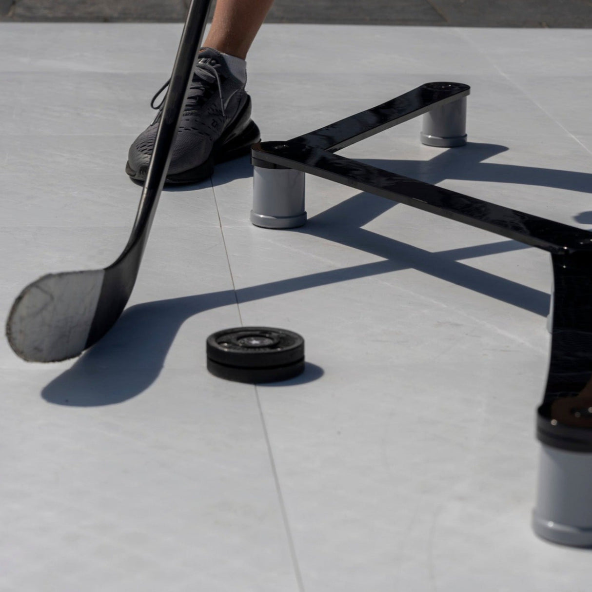 Klubbteknik hockey stickhandling trainer in use, enhancing stick skills with puck on a practice surface.