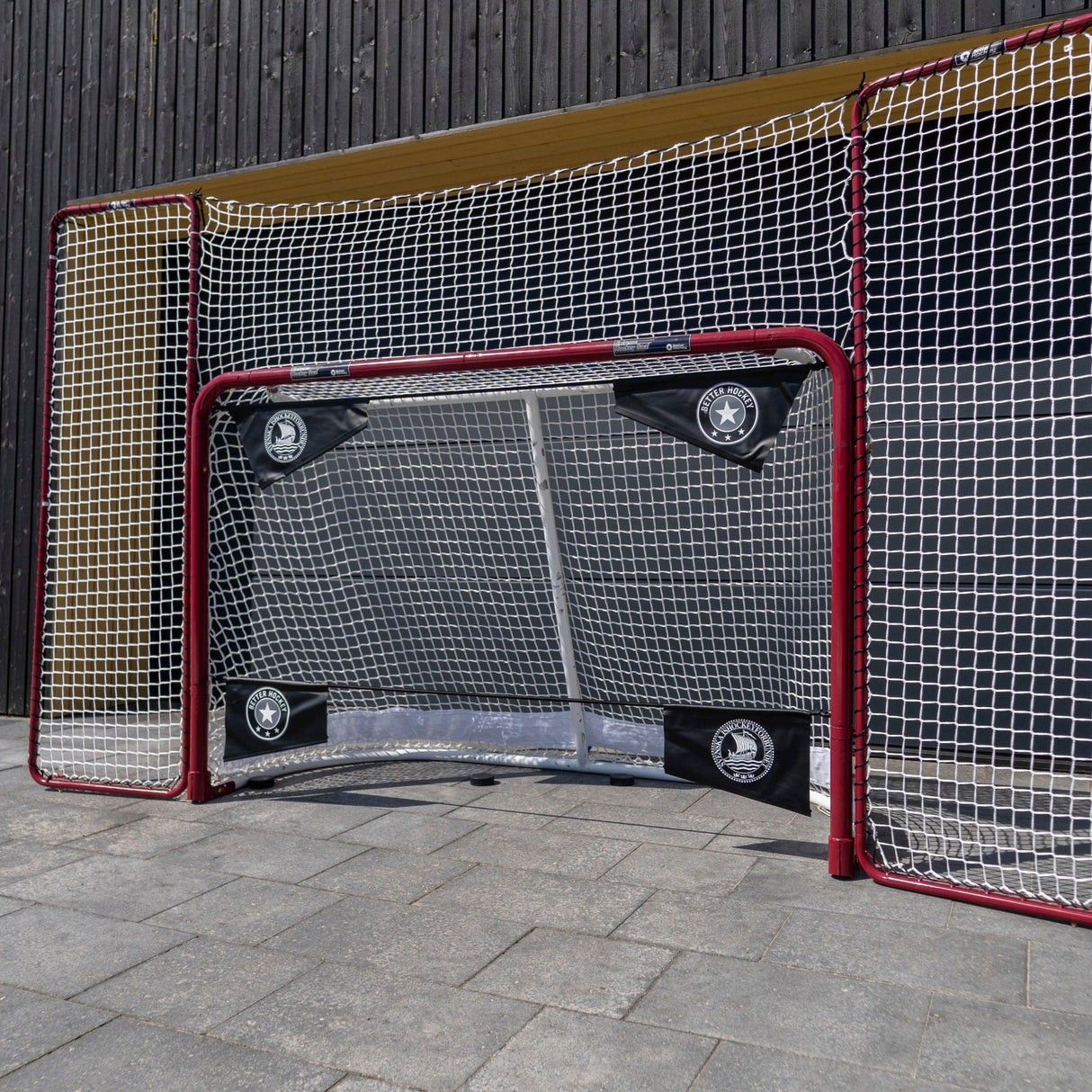 Hockey skottavlor placerade i en hockeymål för att förbättra träning och målprecision. Perfekt för proffs och hobbyspelare.