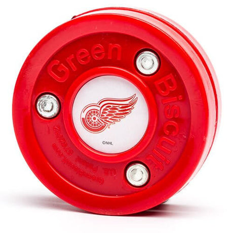 Green Biscuit NHL teknikpuck i röd design, perfekt för träning av klubbteknik och passningar på hårda ytor.
