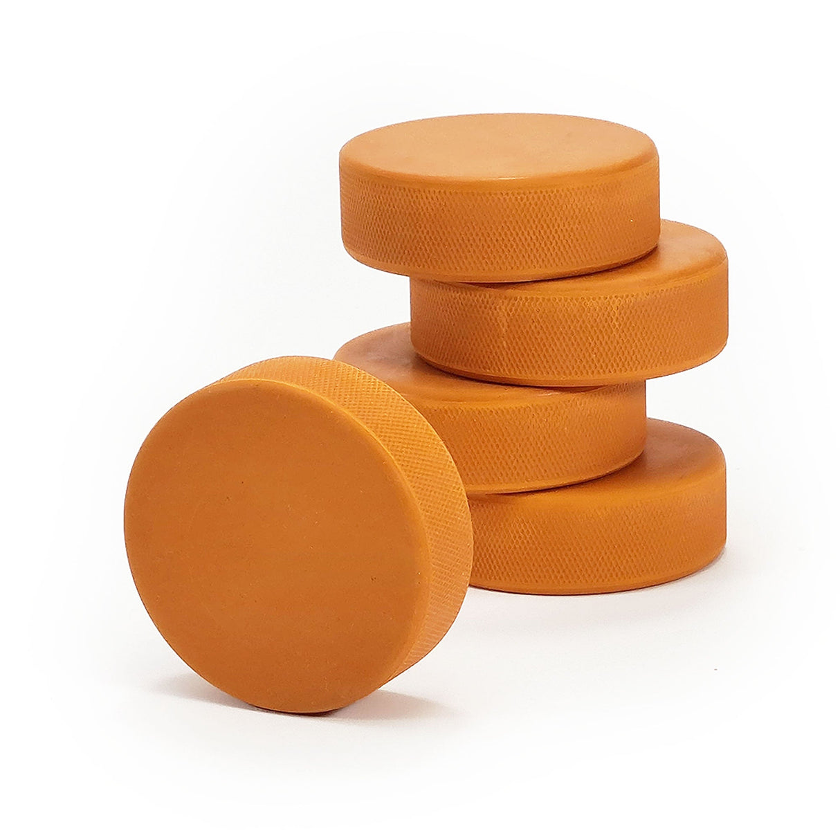 Tunga orange hockeypuckar i 5-pack, perfekta för skottränings och teknikförbättring.