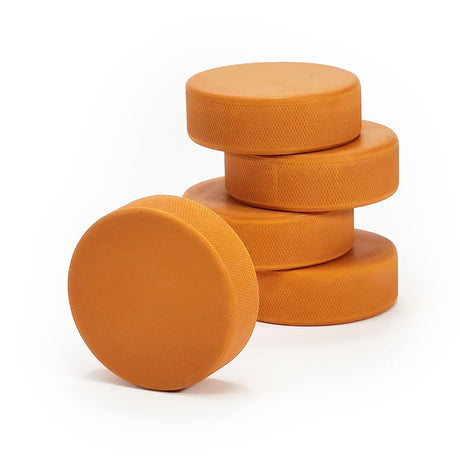 Tunga orange hockeypuckar i 5-pack, perfekta för skottränings och teknikförbättring.
