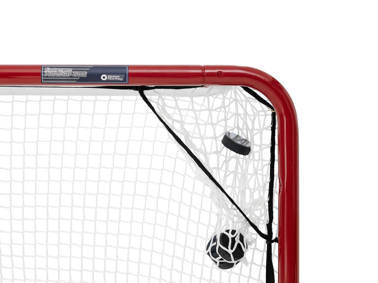 Närbild av en hockeymålbur med puck i nätet, designad för att använda med skottavlor för träning och precision.