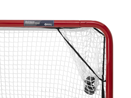 Detalj av en hockeymålbur med röd ram och nät för skottövningar, perfekt för träning med skottavlor.