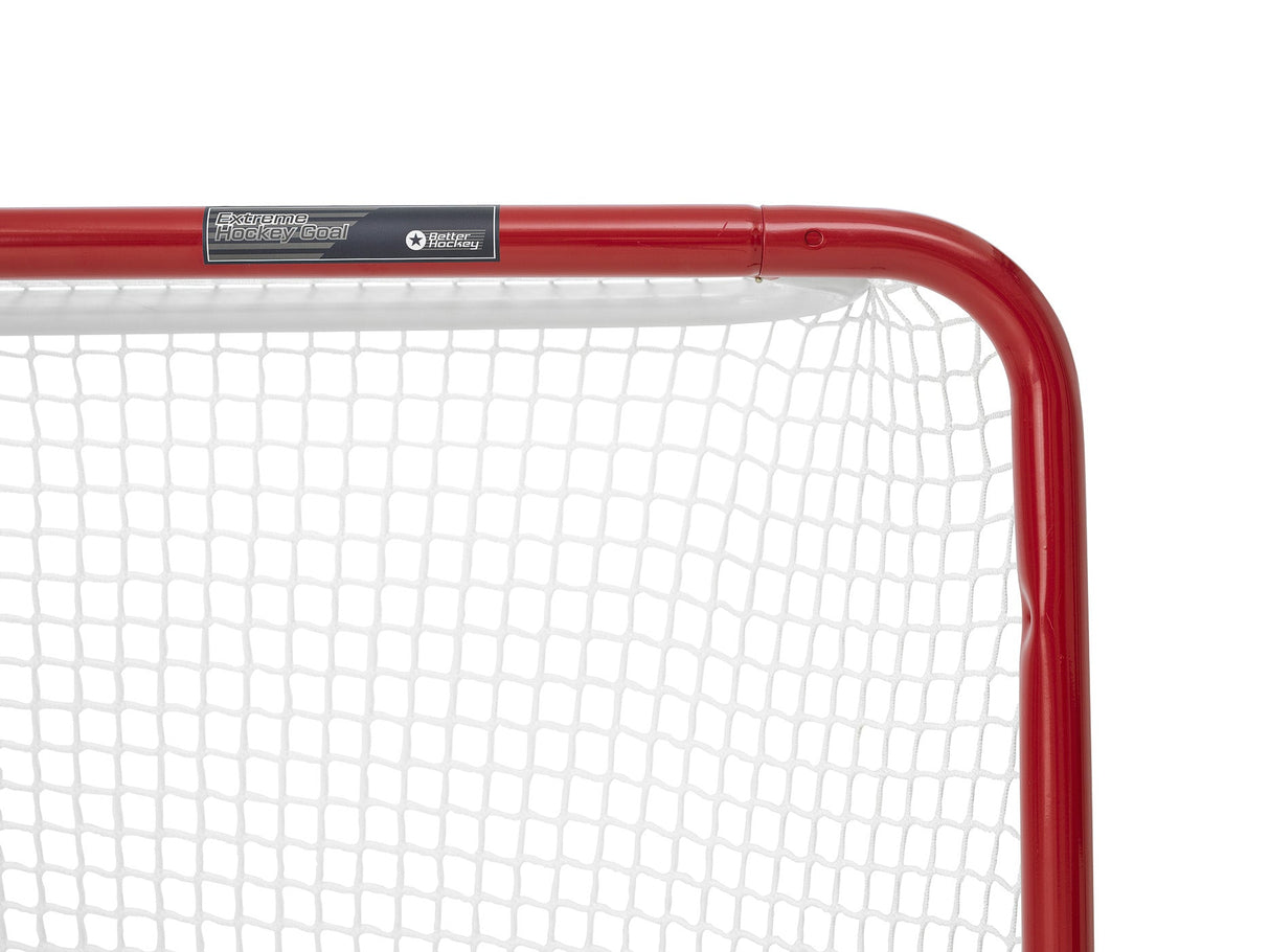 Närbild på Extreme Hockey Goal Pro Steel med röd ram och vit nät. Det slitstarka hockeymålet är perfekt för intensiva matcher och enkel förvaring.