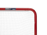 Detalj av ett hockeymål med röd metallram och skyddsnät, designat för att klara hårda skott vid spel.