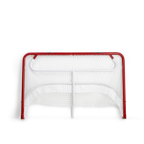 Regulation size hockeymål med röd ram och skyddsnät, hållbart designat för att motstå kraftiga skott upp till 130 km/h.