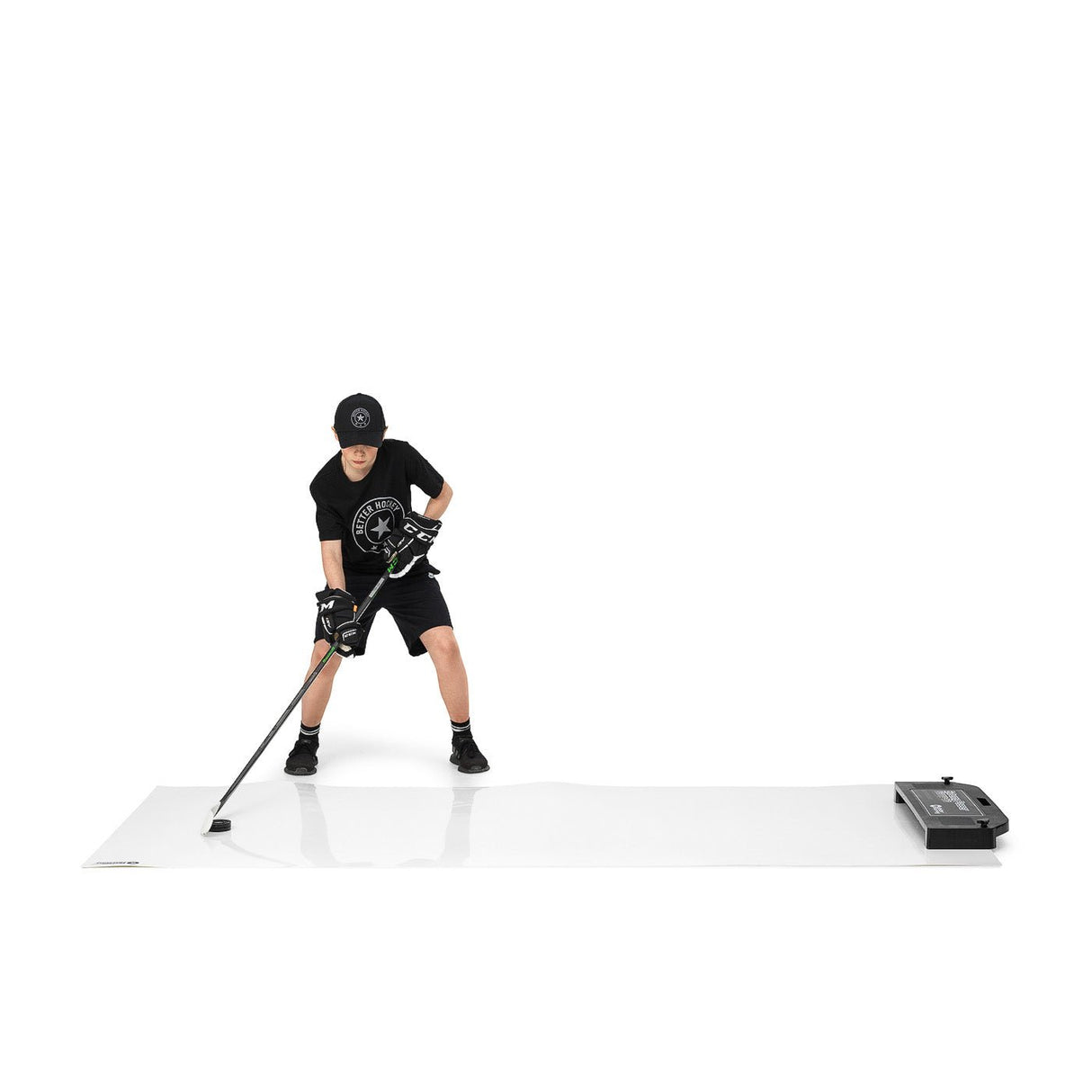Ung spelare som använder en skottplatta och hockeypassare för att öva skott och passningar utan träningskompis.