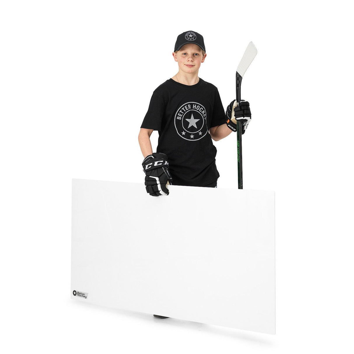 Ung pojke håller en hockeyskottplatta i handen, klädd i t-shirt och handskar, redo att träna sina hockeyskills.