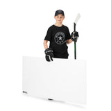 Ung pojke håller en hockeyskottplatta i handen, klädd i t-shirt och handskar, redo att träna sina hockeyskills.