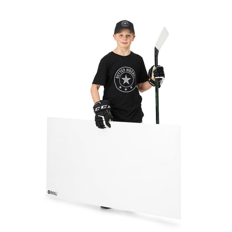 Ung pojke håller en hockeyskottplatta i handen, klädd i t-shirt och handskar, redo att träna sina hockeyskills.