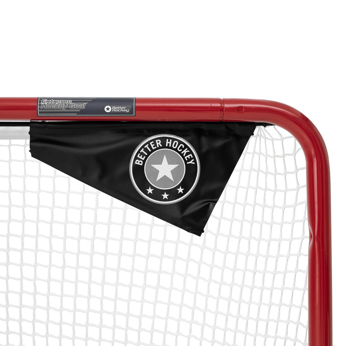 Svart flagga med Better Hockey-logotyp som är fäst på en hockeymåls ram, synlig i nära bild.
