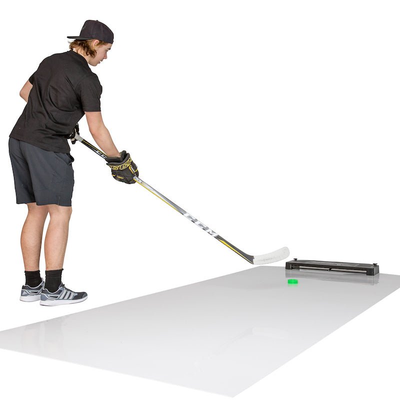 Ungdom spelar hockey med skottplatta för att förbättra skills och teknik på en stor, rullbar yta.