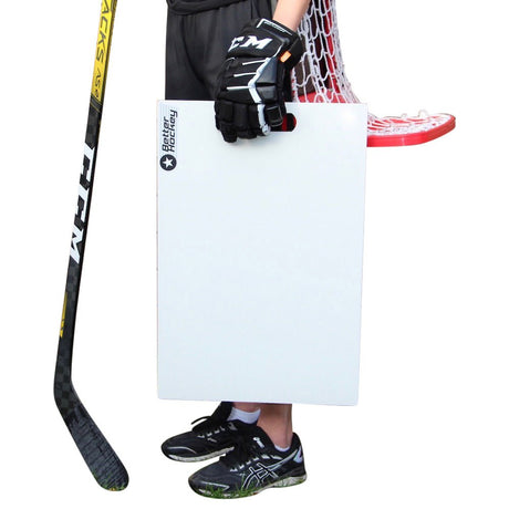En spelare håller en skottplatta hockey i handen, redo att träna sina puckfärdigheter. Perfekt för passning och skott.