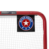 Hockeymål med ett svart banner som visar texten "BETTER HOCKEY" och en stjärnlogotyp, perfekt för träning.