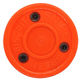 Grön Biscuit Snipe orange puck med förstärkta nitar, perfekt för klubbteknik hockey på släta ytor.