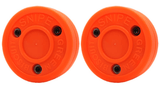 Gröna Biscuit Snipe orange puckar, perfekta för klubbteknik hockey på släta ytor.