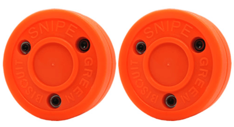 Gröna Biscuit Snipe orange puckar, perfekta för klubbteknik hockey på släta ytor.